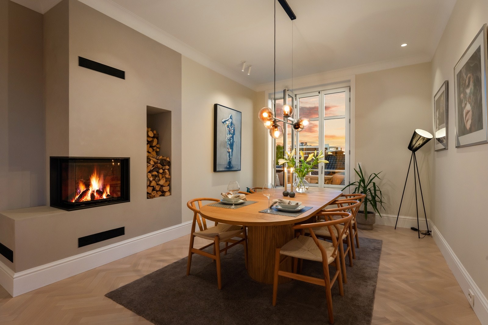 Kjøkken og spisestue er kanskje leilighetens flotteste rom med blant annet lekker hjørnepeis fra Camina &amp; Schmid og utgang til to balkonger.