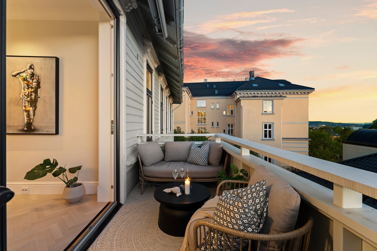 Store foldedører i ca. 2,5 meters bredde er nylig satt inn mot balkongene for en sømløs overgang mellom inne og ute.