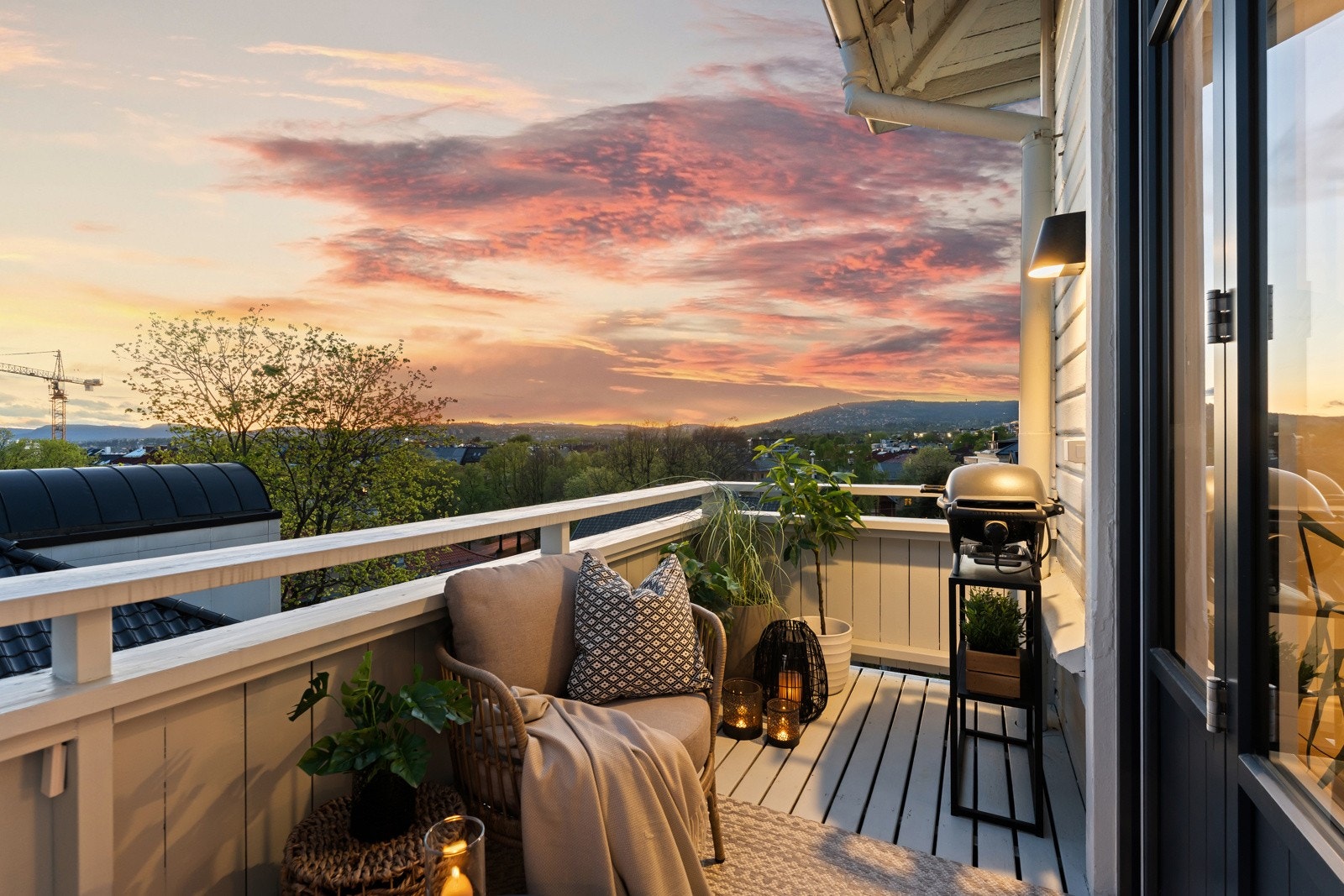 Byggets høye plasseringen gir vidt utsyn over byens tak og grønne hager, til marka og Holmenkollen med gløtt av fjorden i horisonten.