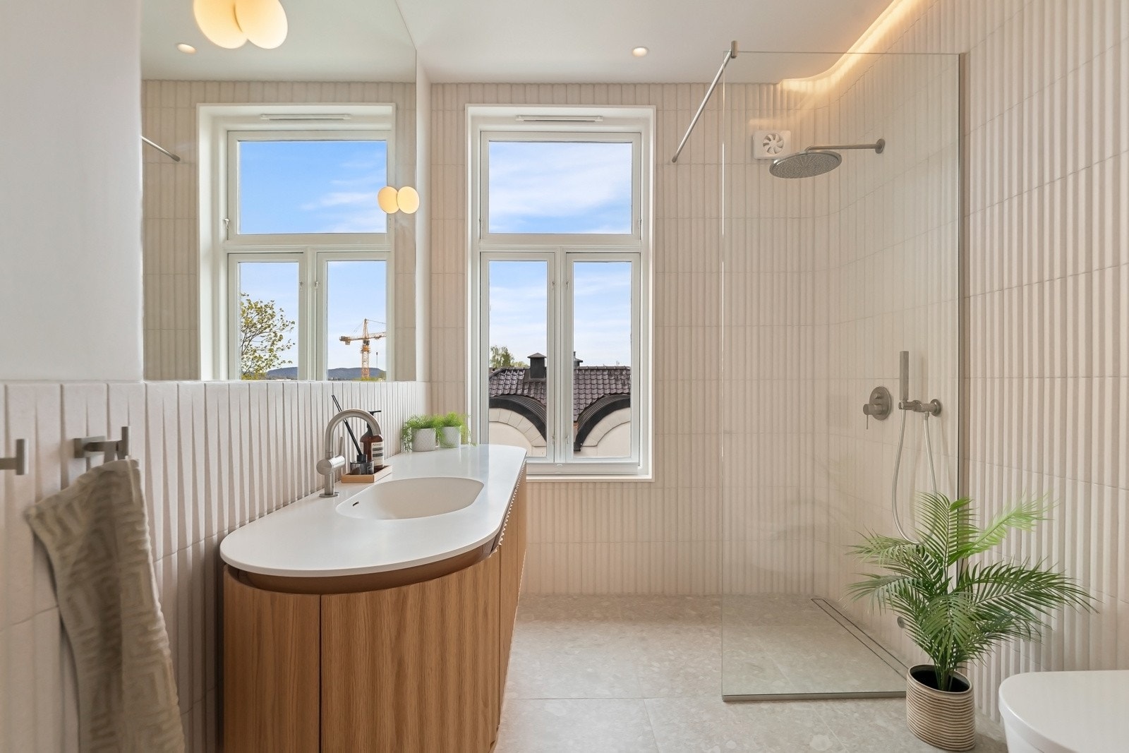 Badet får herlig dagslys fra et stort T-postvindu.