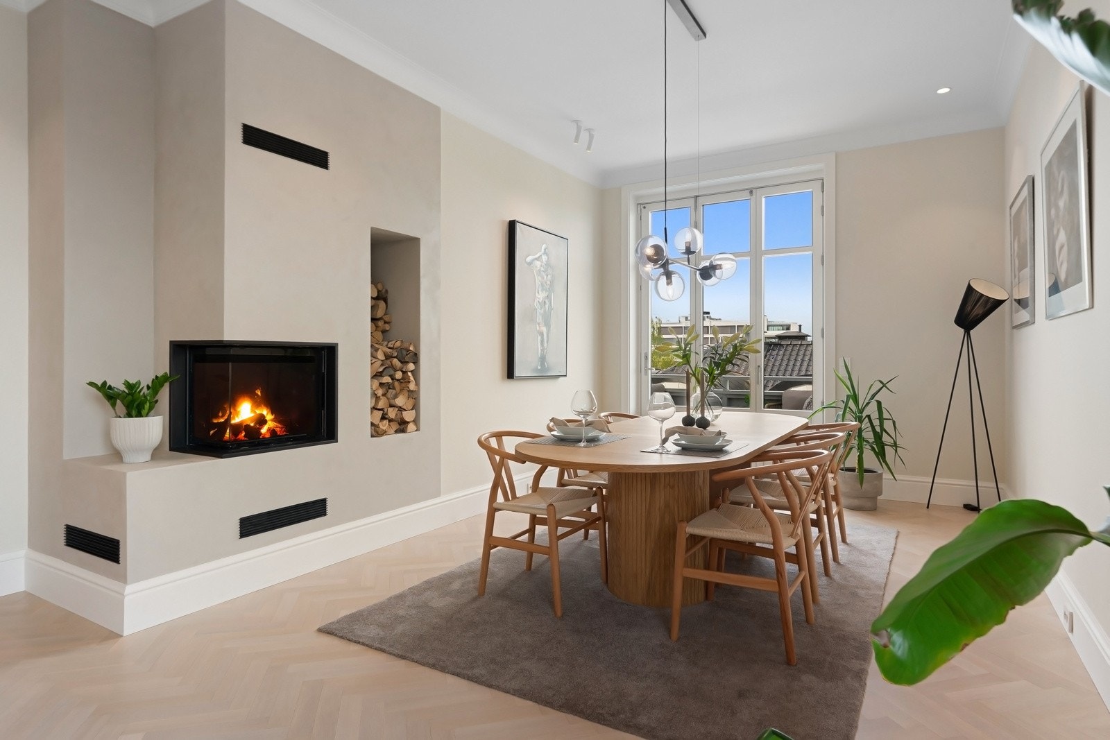 Leiligheten har brede vinduer i alle himmelretninger og utgang til to balkonger fra spisekjøkkenet.