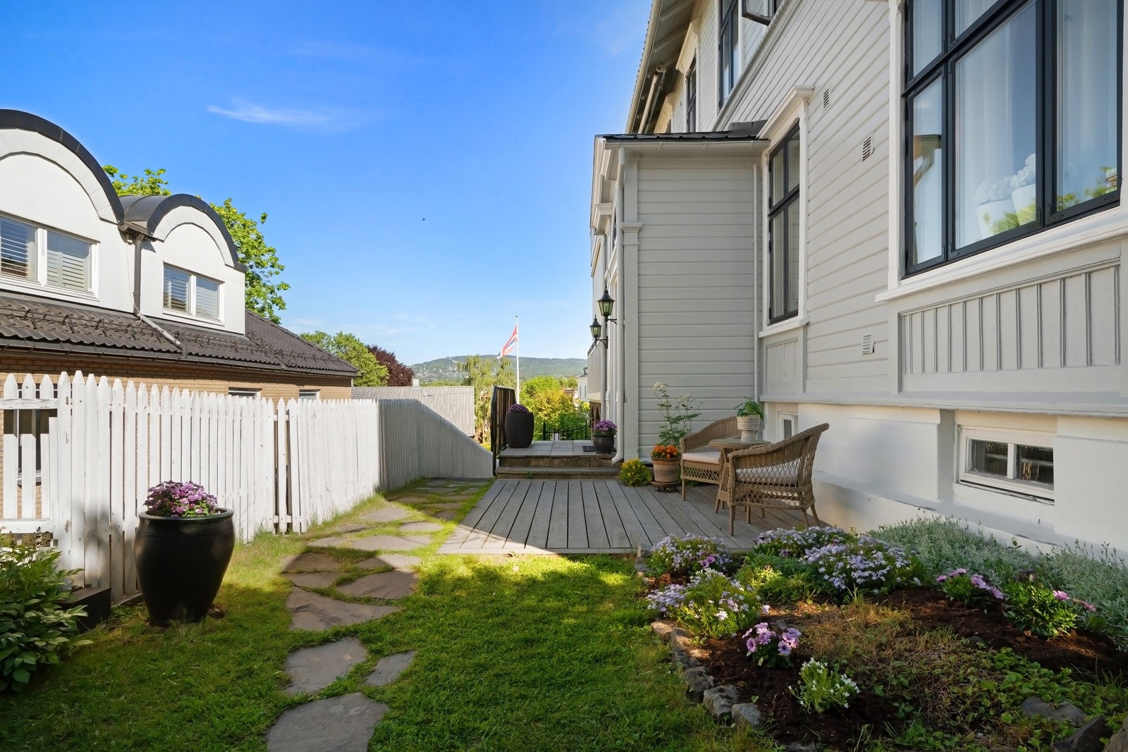 Under bygget er det garasjer, og i veien opp til gårdsplassen er det lagt varmekabler som sikrer isfri adkomst om vinteren.