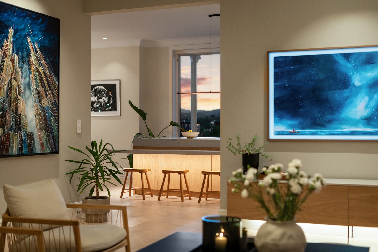 Fiskebensparkett, vannbåren gulvvarme og en takhøyde på ca. 3 meter preger boligen. Skreddersydd perfeksjon i alle rom.