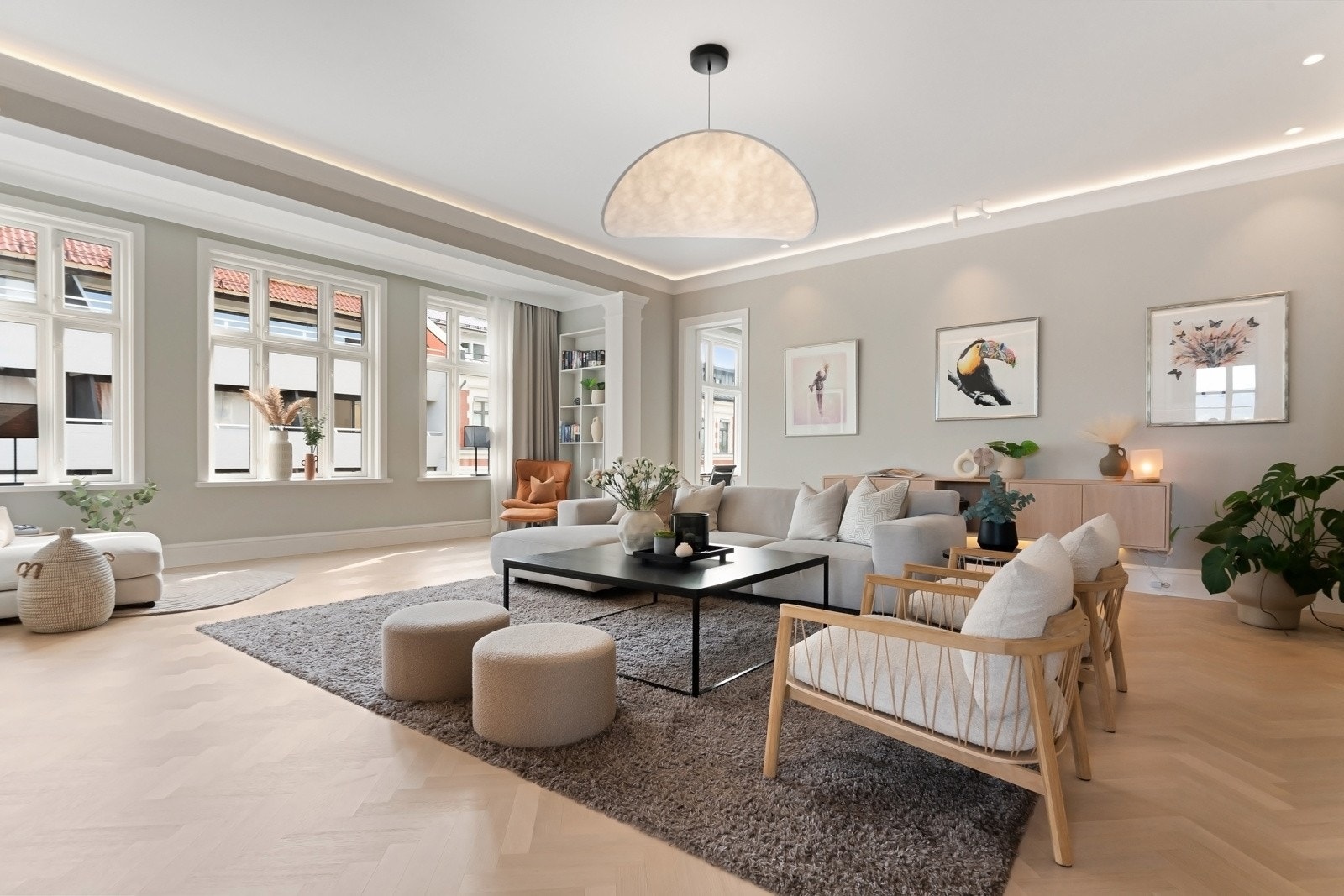 Staselig søyledekor gir rommet et herskapelig hint - søyledekoren er original og restaurert.