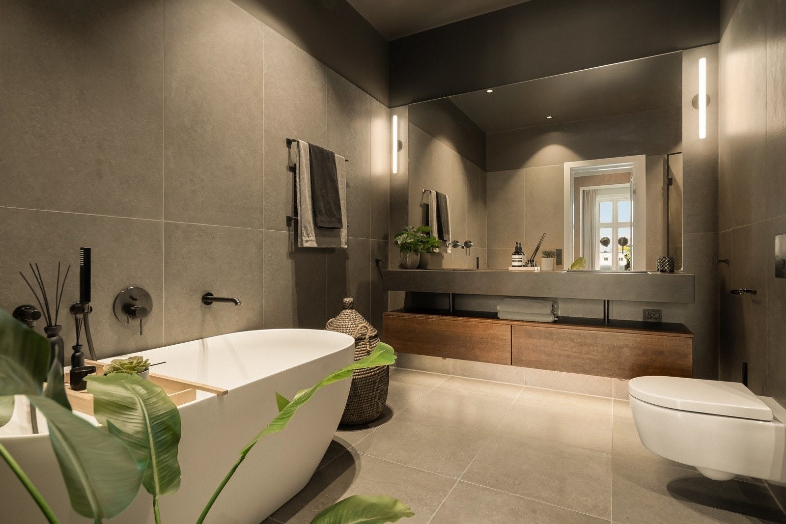 Det luksuriøse hovedbadet ligger i suite med hovedsoverommet.