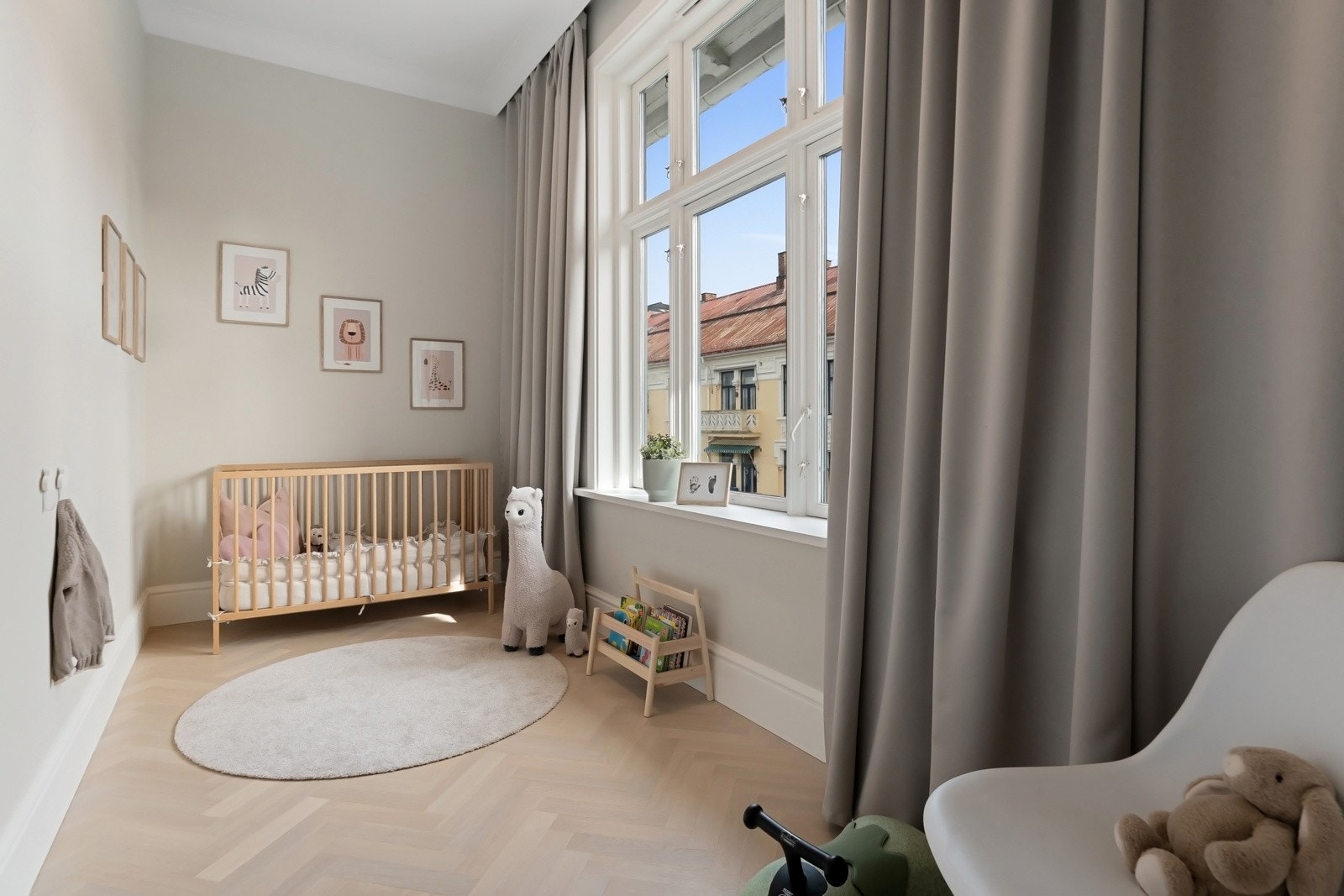 Alle soverommene har gulv i lys fiskebensparkett med vannbåren gulvvarme, bredt listverk og skjulte gardinoppheng bak taklistene.