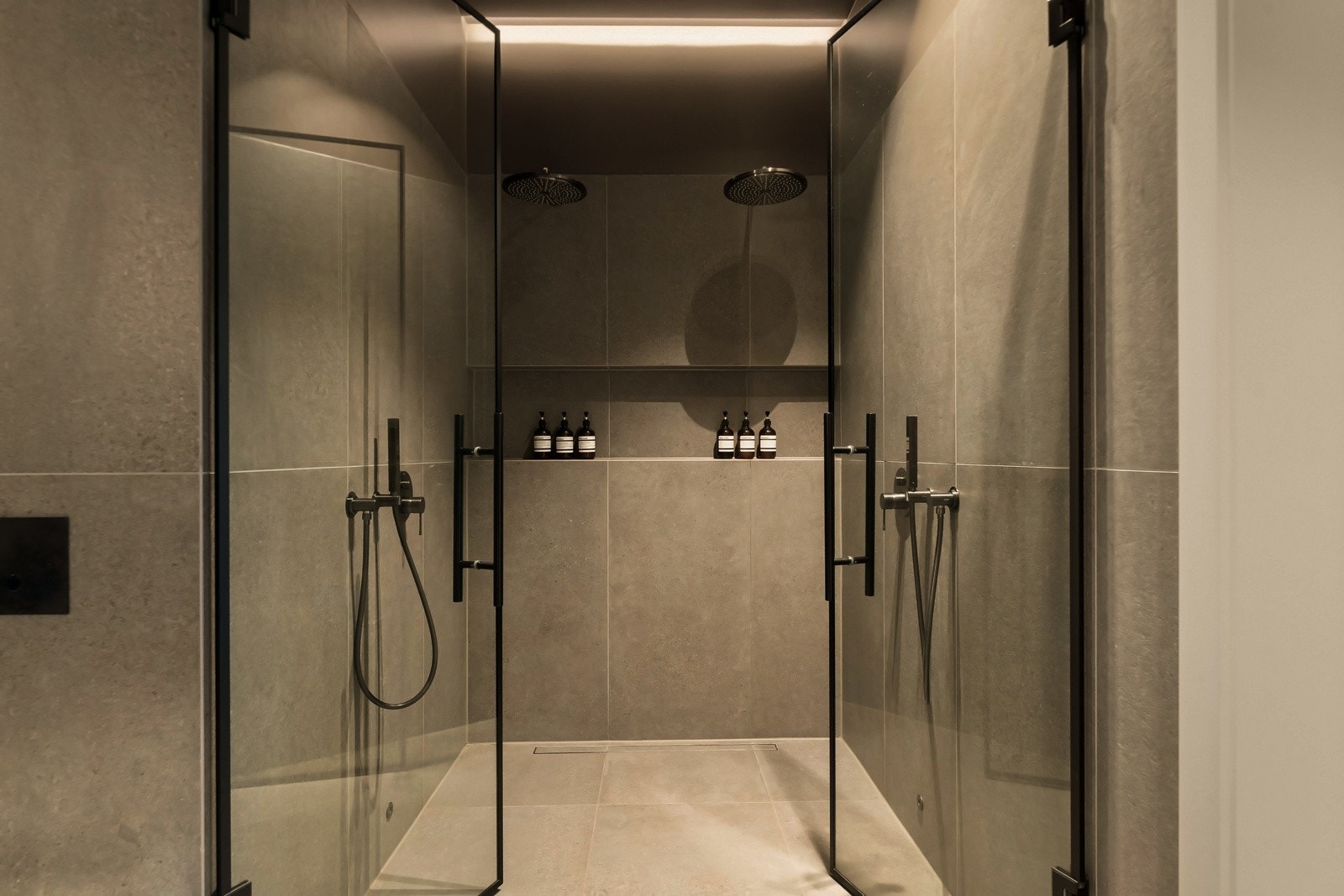 For ekstra velvære er badet utstyrt med stor spa-dusj med 2,5 meter høye, tofløyede glassdører i sort ramme.