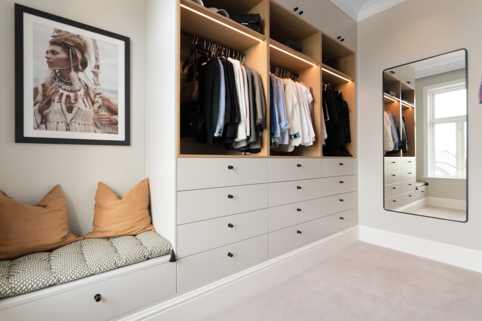 Omkledningsdelen er utført med mykt teppe på gulv, eget vindu og plassbygd garderobe fra gulv til tak på to sider.