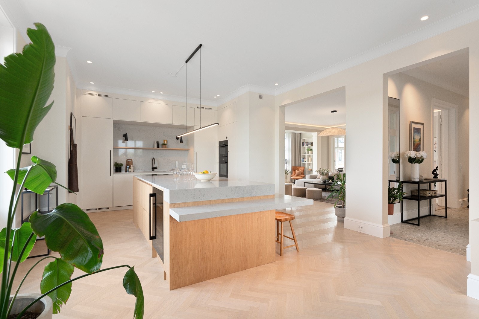 Kjøkkenet er en skreddersydd perfeksjon med snekkerbygget innredning fra Nordiska Kök.