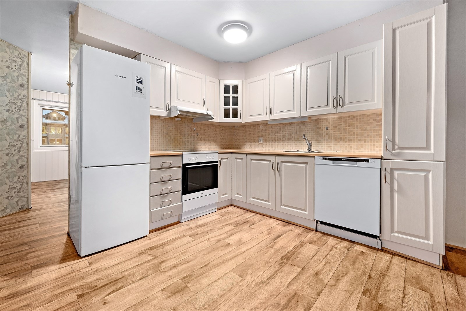 Kjøkken. Komfyr, kjøl/fryseskap og oppvaskmaskin medfølger i handelen. Galleribilde