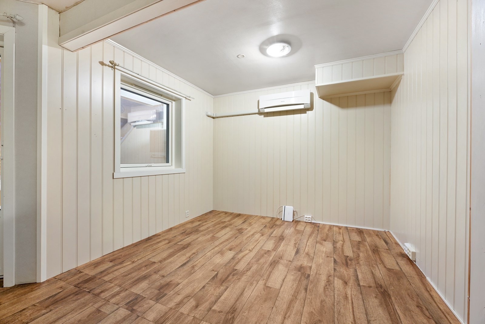 Varmepumpe er montert i stuearealet som tidligere var soverom. Varmepumpa er fra 2010 (se tilstandsrapport) Galleribilde