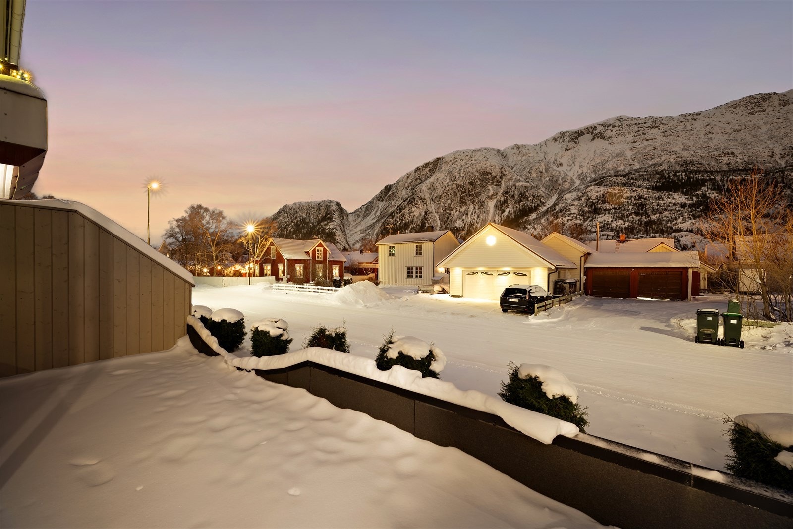 Fra verandaen som er på ca. 16 m2. Utsikt mot Øyfjellet Galleribilde