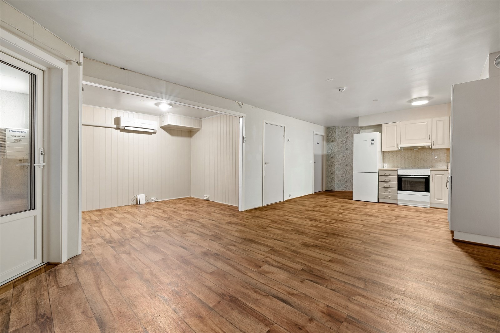 Åpen løsning stue/kjøkken. Leiligheten har tidligere hatt 2 soverom. Vegg fjernet slik at areal som tidligere var soverom nå benyttes som stueareal Galleribilde