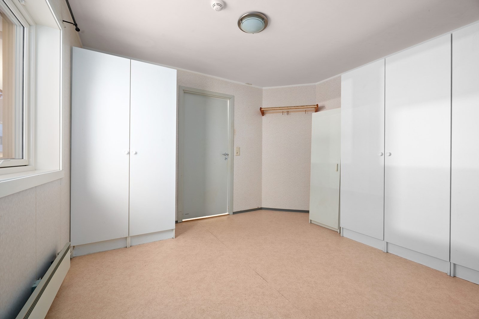 Leiligheten har 1 soverom av god størrelse. Her er det godt med garderobeskap. I tillegg har boligen en innvendig bod i leiligheten og en i underetasjen i bygget. Galleribilde