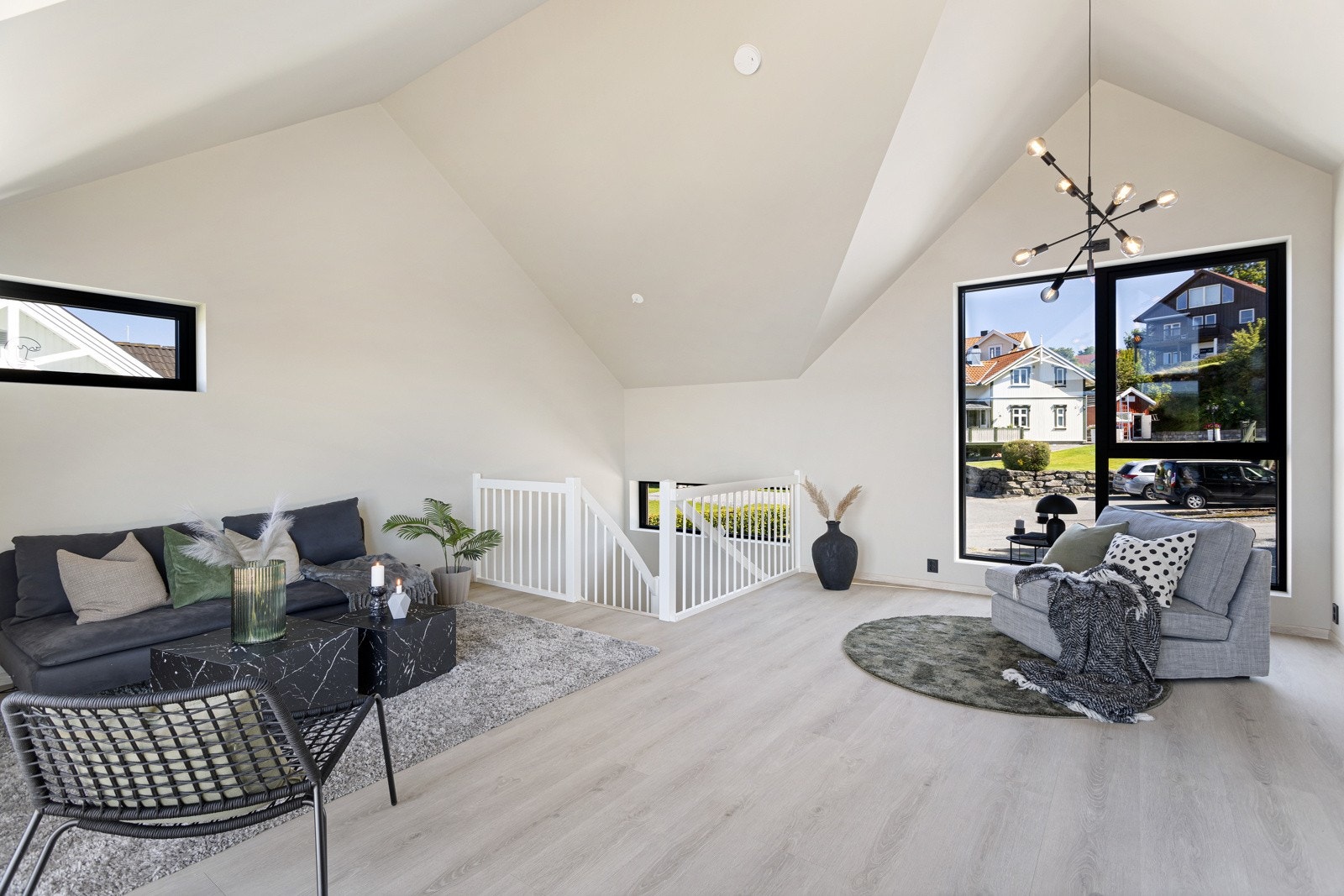 Boligens takkonstruksjon består skrått tekket tak med papp membran og listetekking. Galleribilde