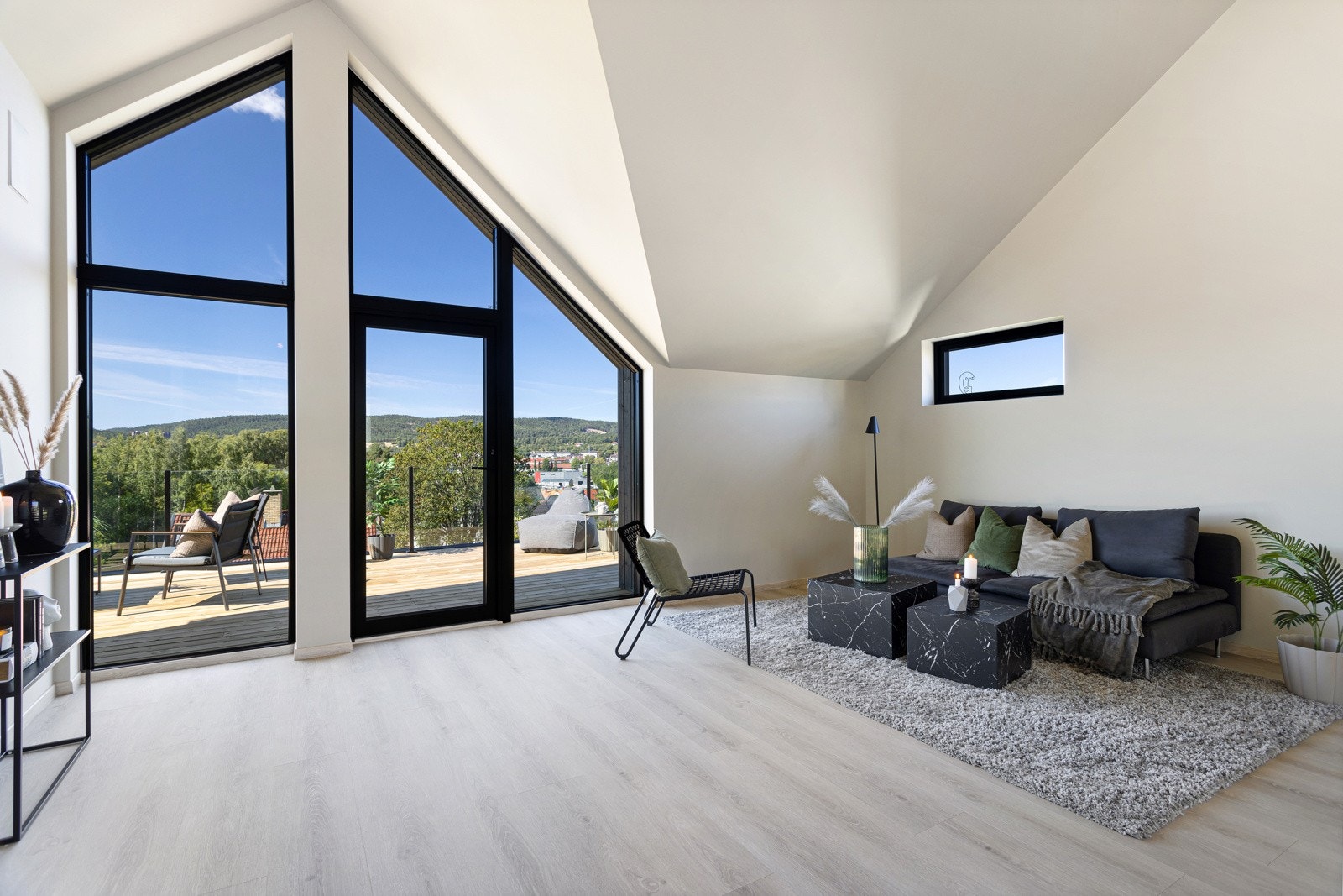 I 2. etasje finner man stor stue med grandios takhøyde. Galleribilde