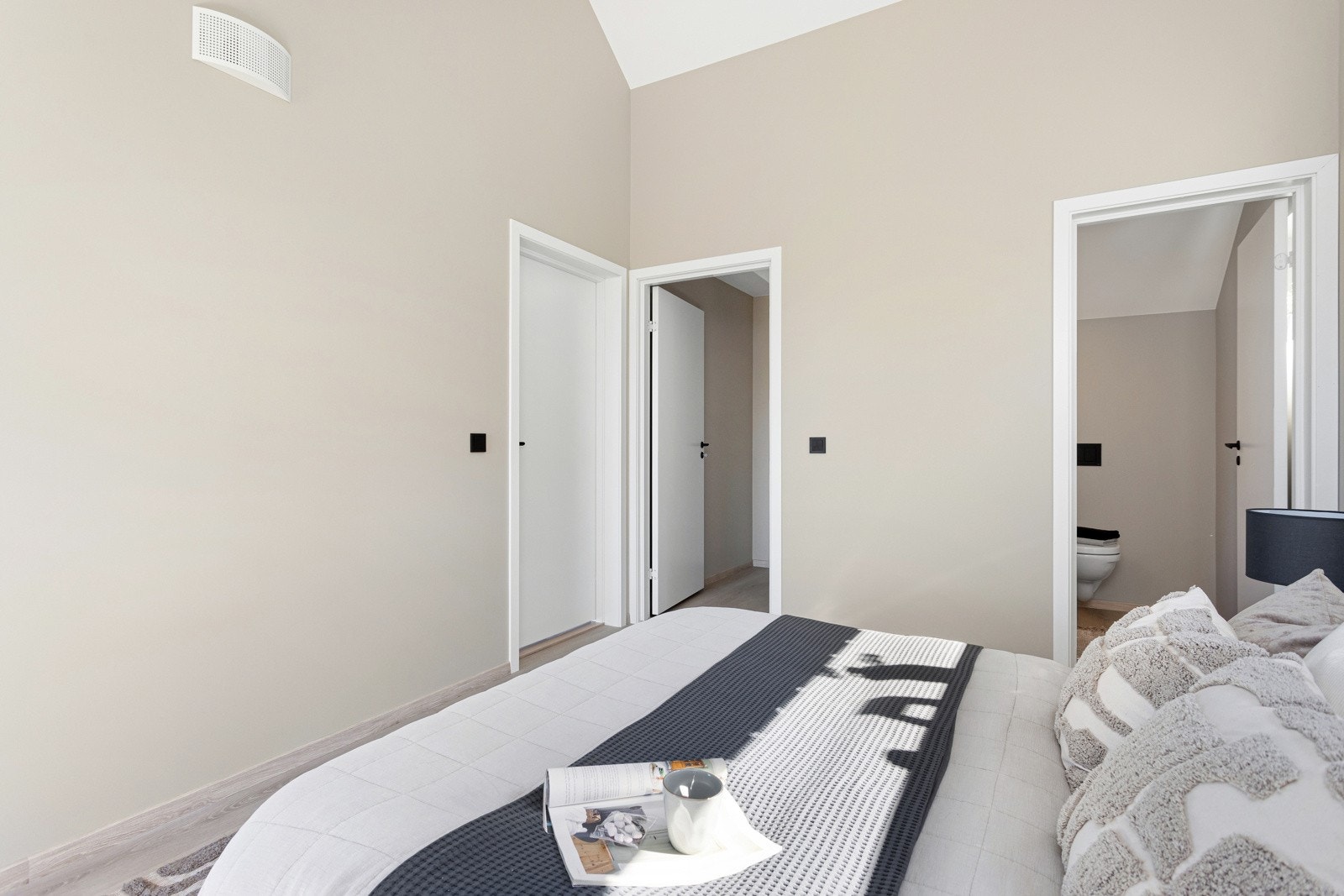 Tilhørende walk-in-closet, og toalettrom. Galleribilde