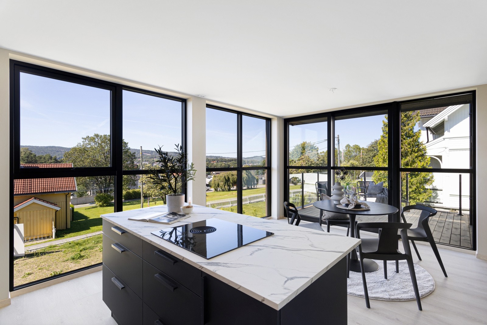 Det er nedfelt ventilator i benkeplate. Galleribilde