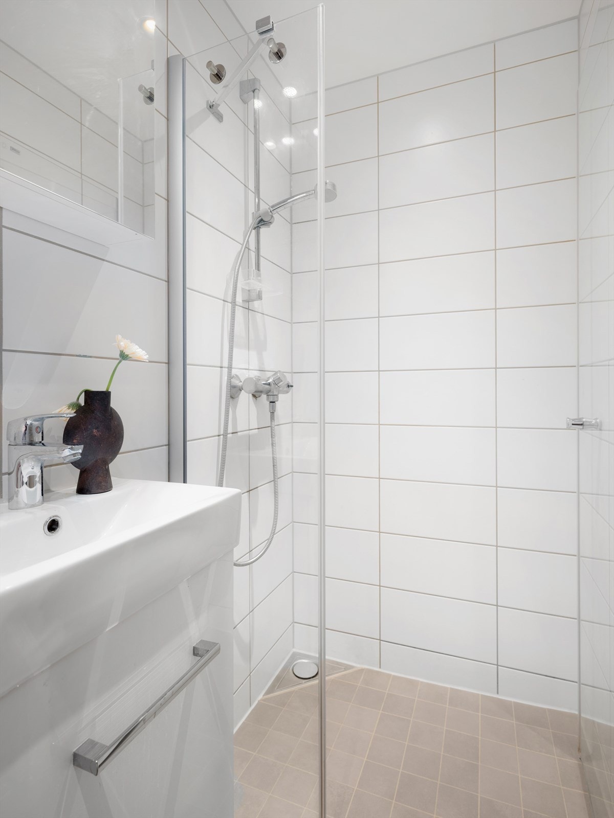 Bad 2: Praktisk med 2 bad dersom man har gjester på besøk, eller er flere som skal ordne seg samtidig på morgenen. Galleribilde