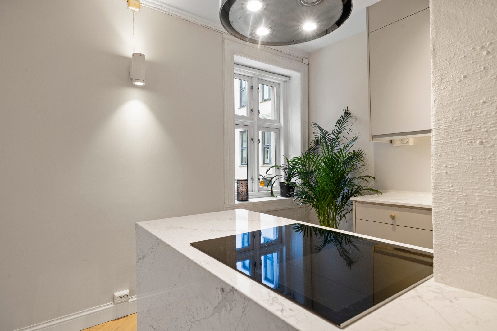 Det er kjøkkenventilator med kullfilter fra 2011. Galleribilde