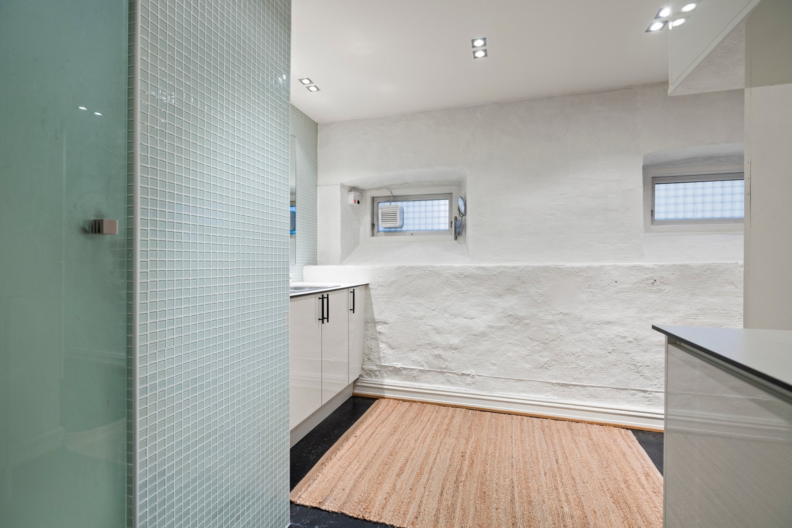 Dusjrommet har dusjløsning og naturlig ventilasjon. En 200 liters varmtvannstank sørger for god kapasitet. Galleribilde