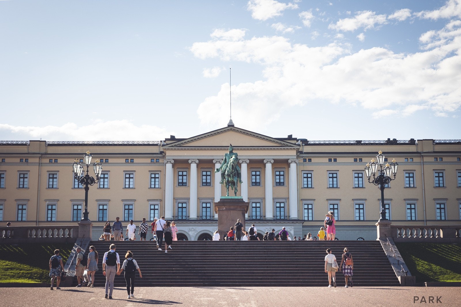 Parken omkranser Det kongelige slott og tilbyr vakre stier, dammer og en unik historisk atmosfære. Galleribilde