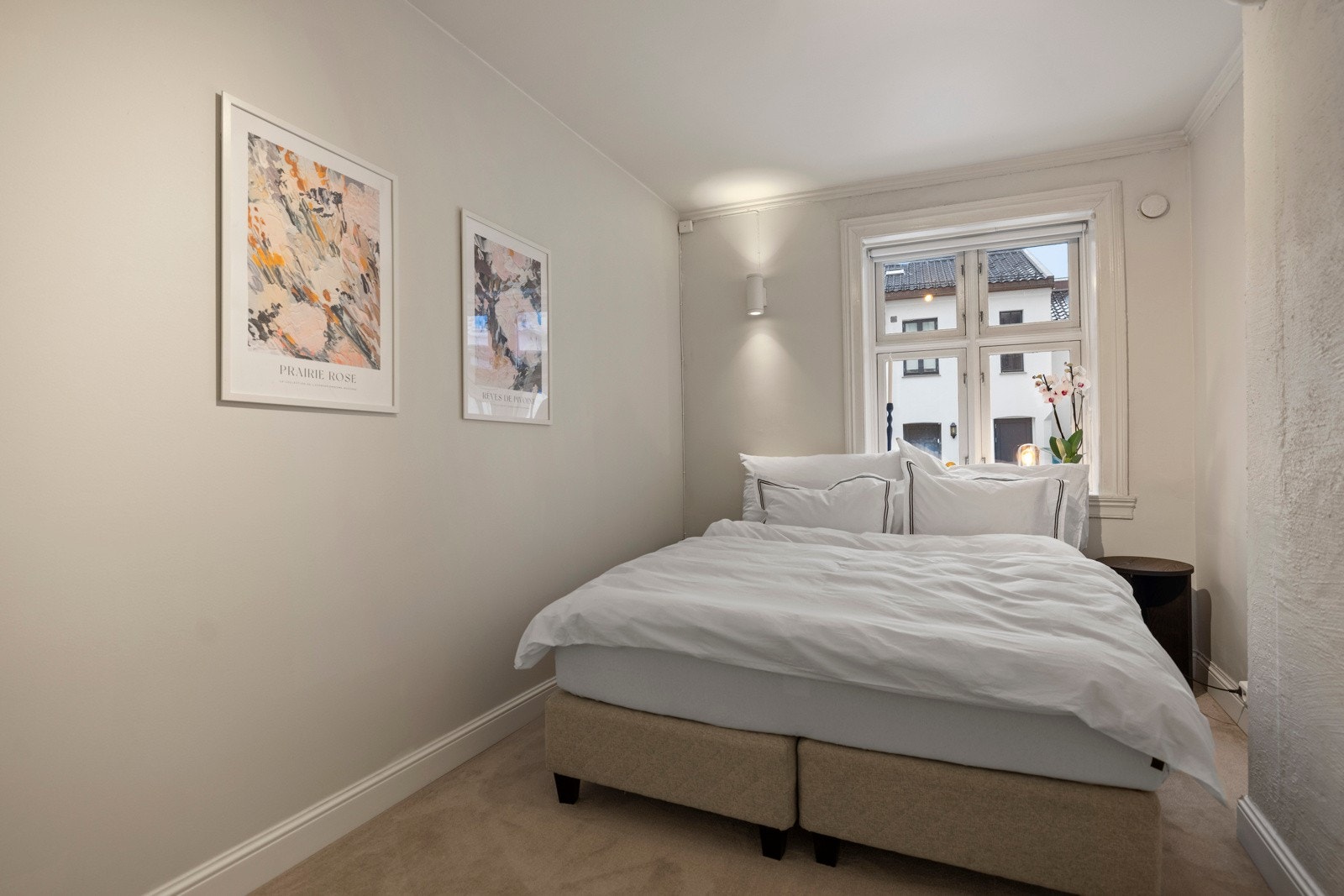 . Det er rikelig med plass til en dobbeltseng, samt garderobe eller kommode. Galleribilde