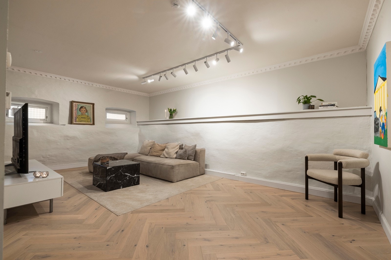 Stuen er lys og romslig, med nydelig, ny fiskebensparkett som gir en eksklusiv følelse. Galleribilde