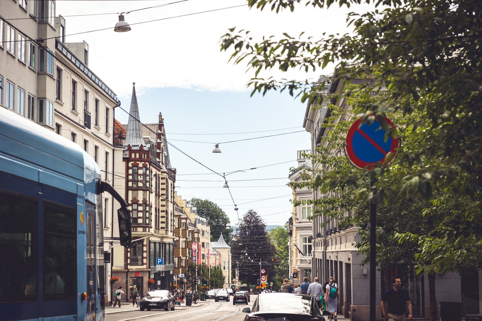 Kun en kort spasertur unna finner du Bogstadveien, en av Norges mest kjente handlegater. Her er det et bredt utvalg av butikker, kaféer, restauranter og tjenester, fra eksklusive motebutikker til hyggelige nisjebutikker og kjente kjeder. Galleribilde