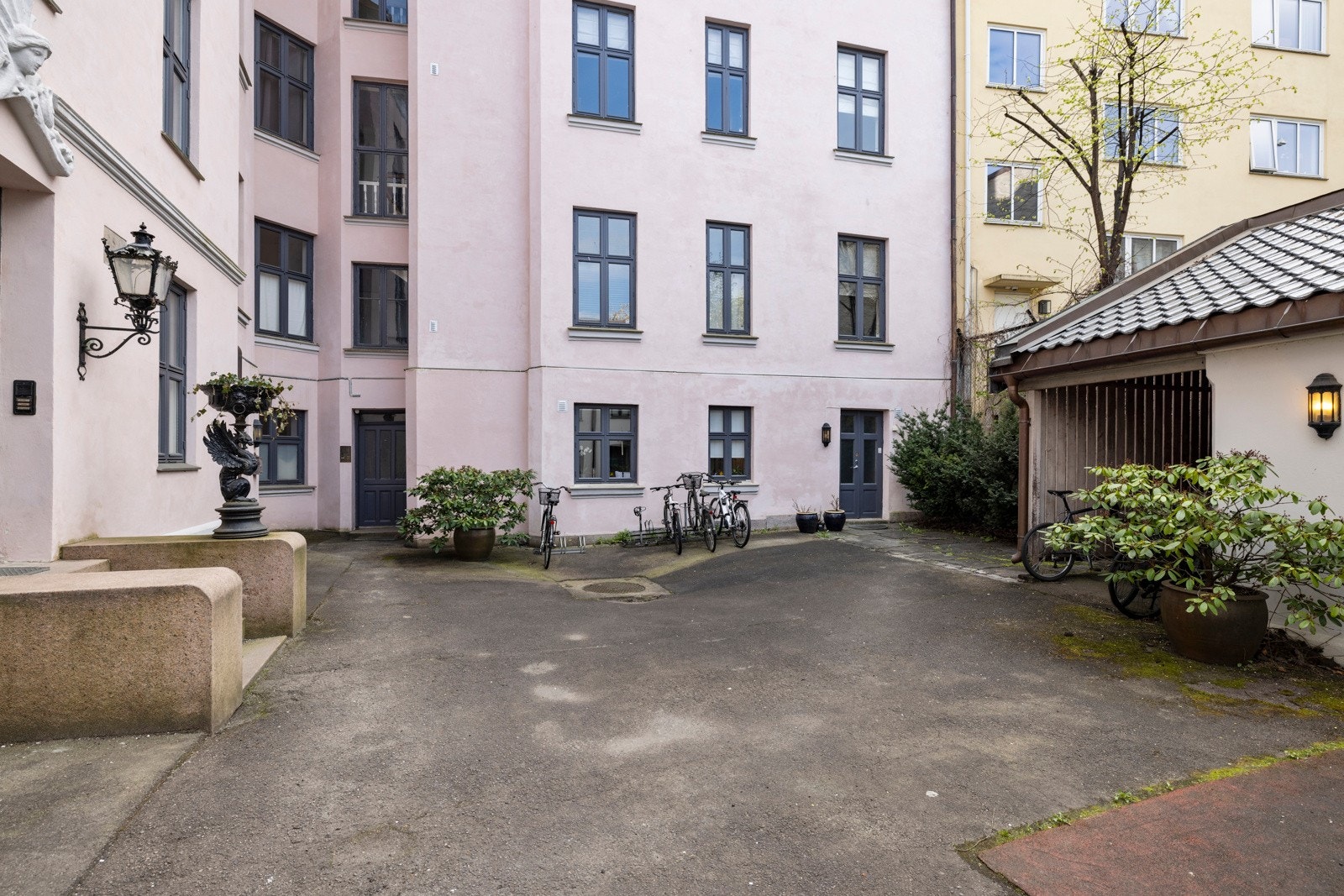 Bakgård. Galleribilde