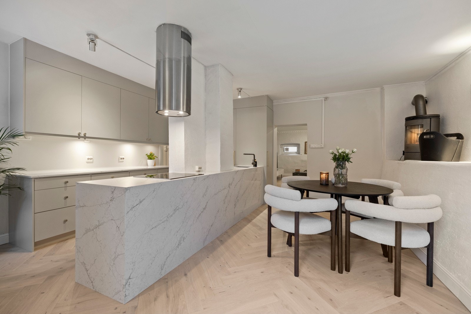 Boligen har et elegant Sigdal-kjøkken fra 2011, oppgradert med nye fronter, håndtak, hengsler, platetopp, ovn, oppvaskmaskin, kran, vask og kombiskap - alt fra 2024. Galleribilde