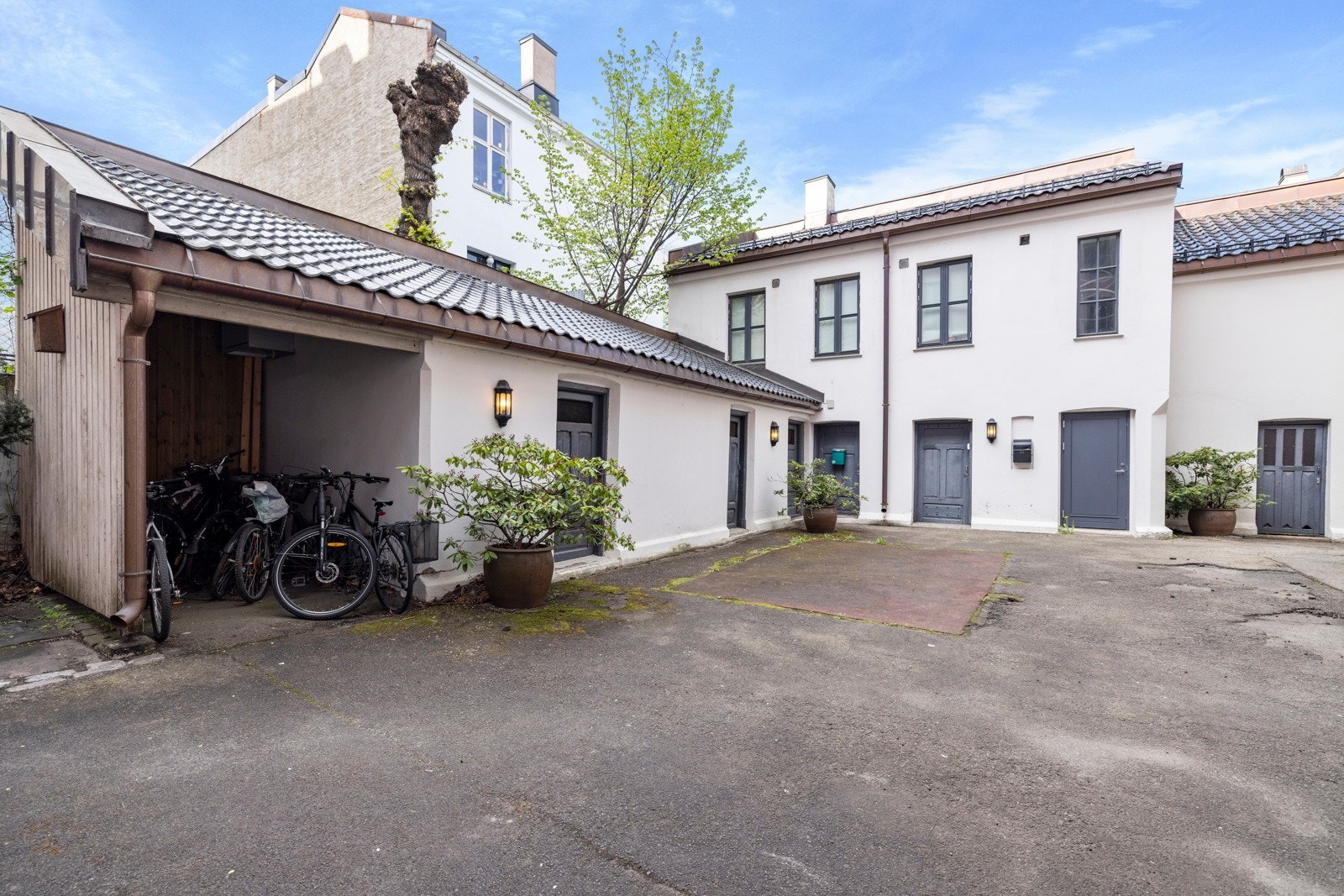 Bakgård. Galleribilde