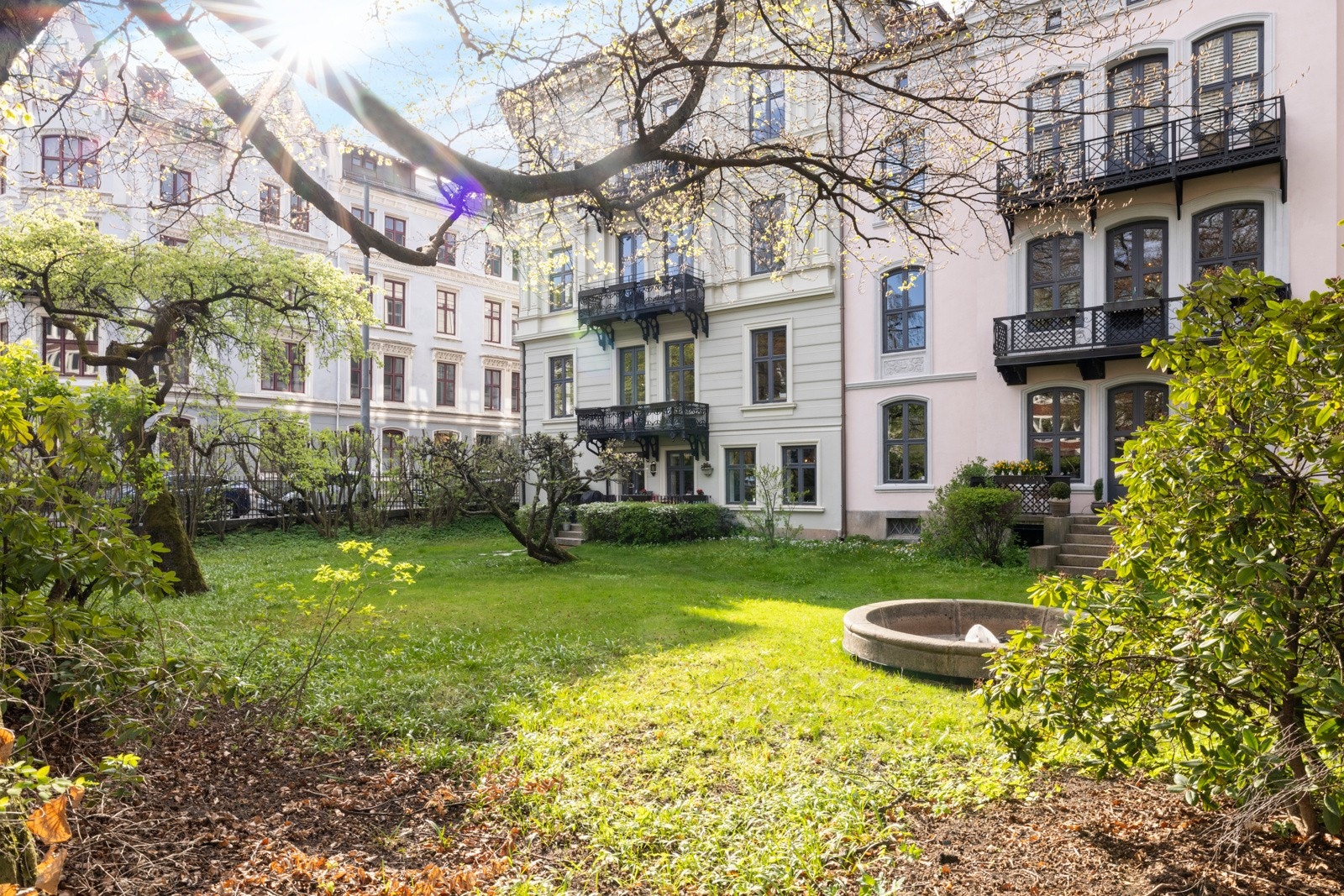 Boligen ligger i en klassisk bygård med opparbeidet bakgård med fontene. Galleribilde