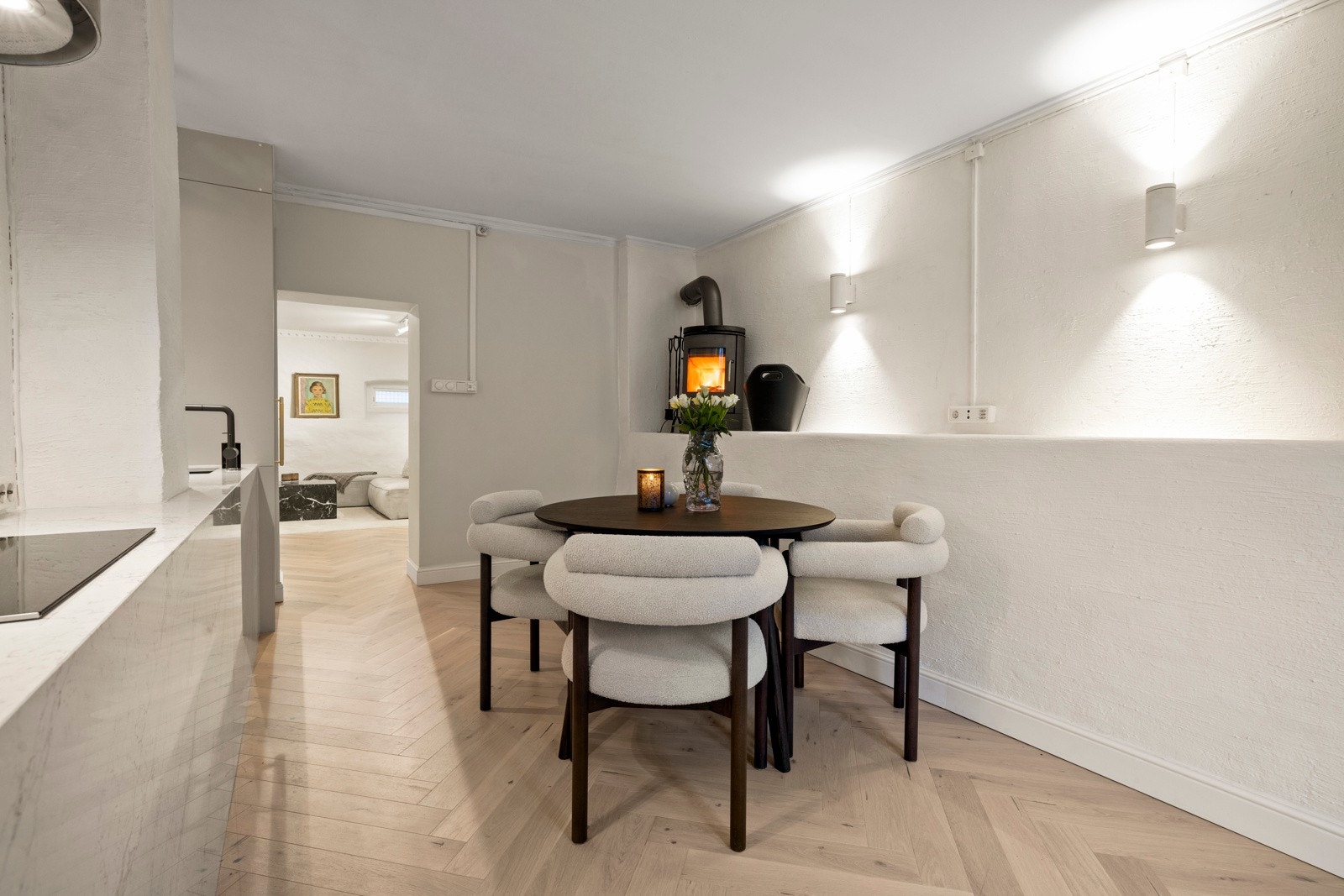 Sjarmerende spisestue med plass til gode måltider og hyggelige stunder. Galleribilde