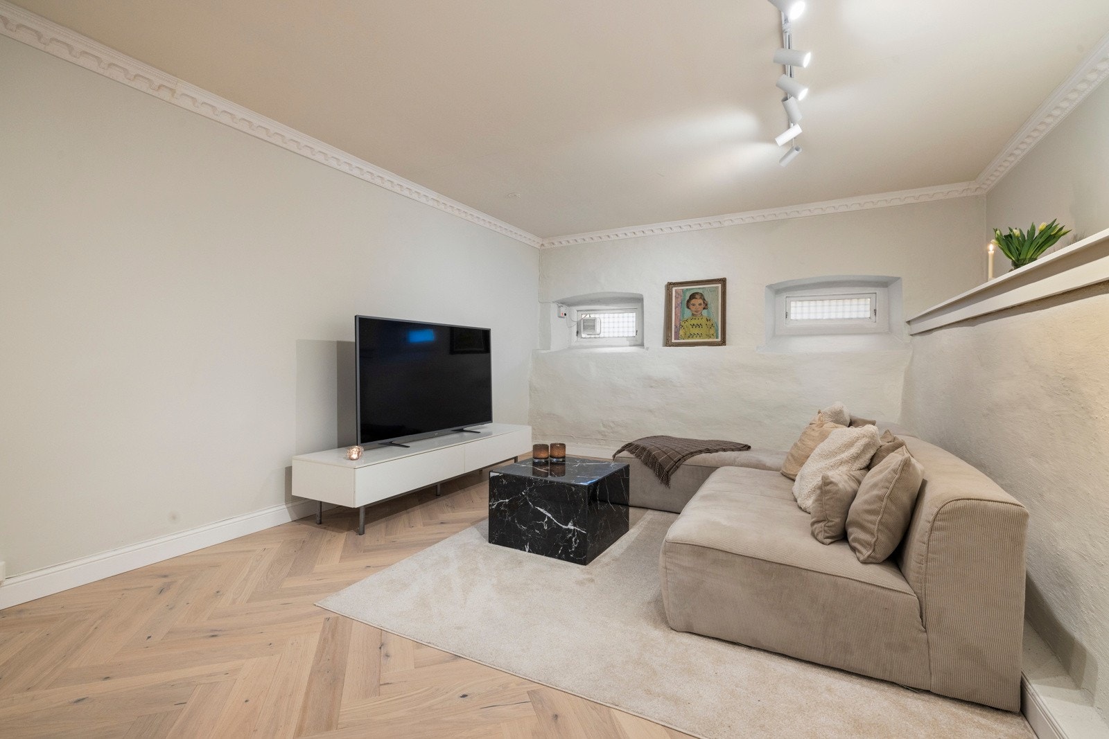 Den smarte romløsningen gjør det enkelt å skape ulike soner, og det er god plass til både sofagruppe, stuebord, lenestol og annet ønsket møblement. Galleribilde