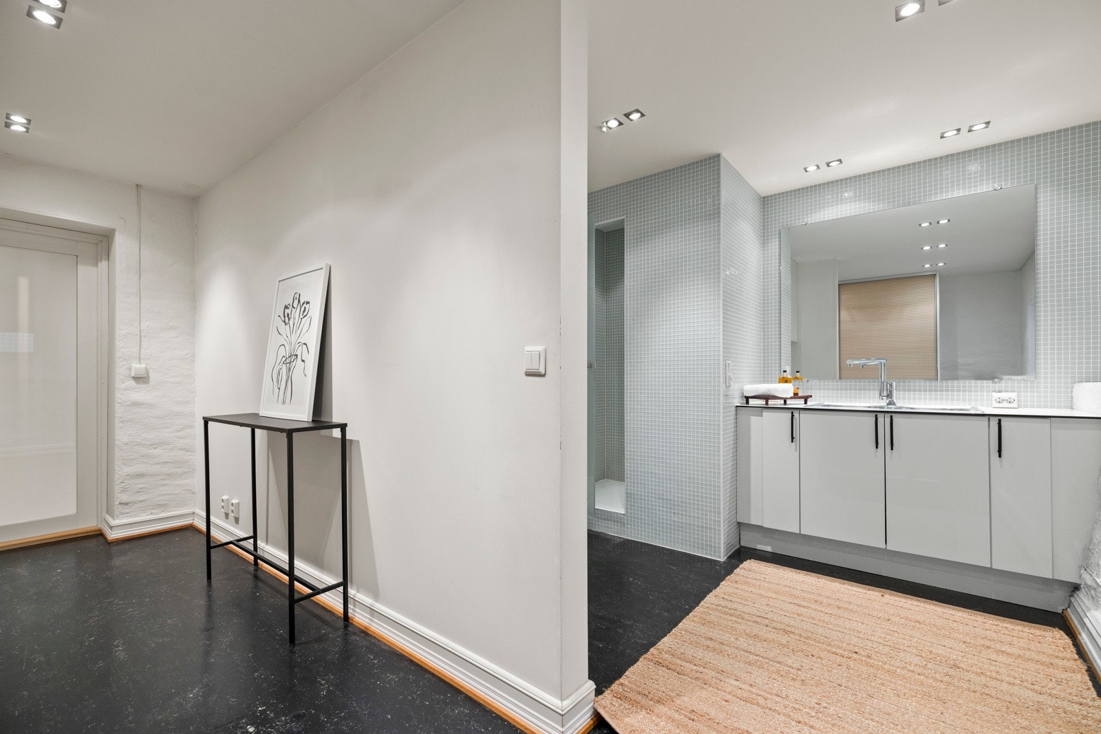 Rett ved siden av badet finner du en praktisk garderobe eller et potensielt kontor. Galleribilde