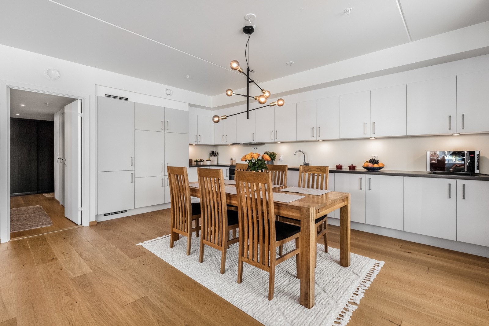 Innredningen er vurdert til å ha en lang levetid, og ingen fukt eller skader er observert rundt våtsonene, så du kan føle deg trygg på at kjøkkenet er i god stand. Galleribilde