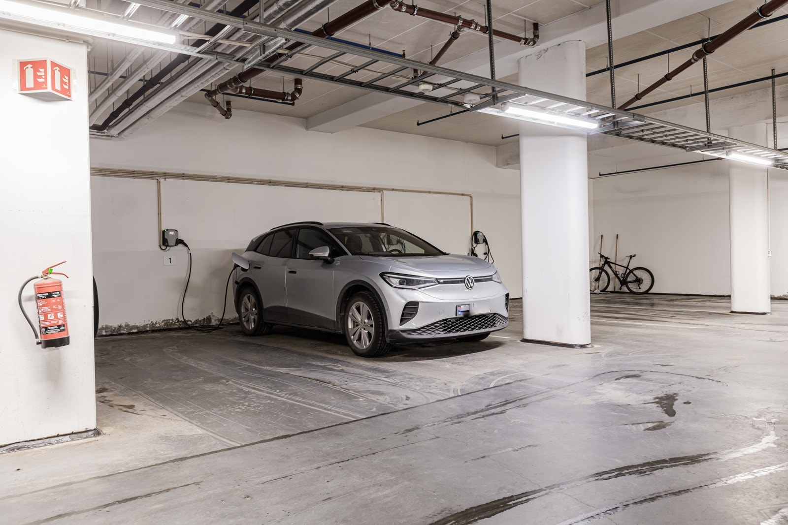 Det medfølger en parkeringsplass med leiligheten. Nåværende plass er en HC-plass som gir plass til to biler. Det er også installert el-bil lader. Galleribilde