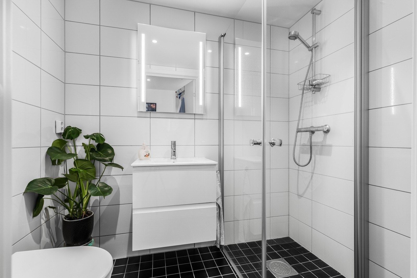 Bad 2 er i samme stil som hovedbadet, med flislagte gulv og vegger. Galleribilde