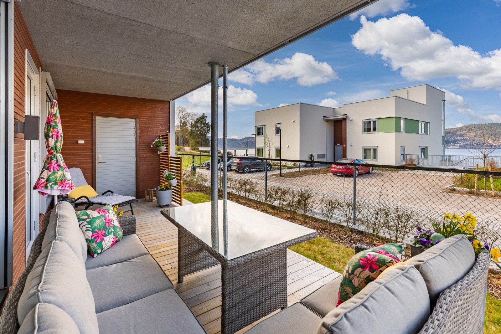 Plattingen er solid bygget med tilfarere på marken og dekket med kvalitetsterrassebord på 28x120, noe som sikrer et robust og holdbart uterom. Galleribilde