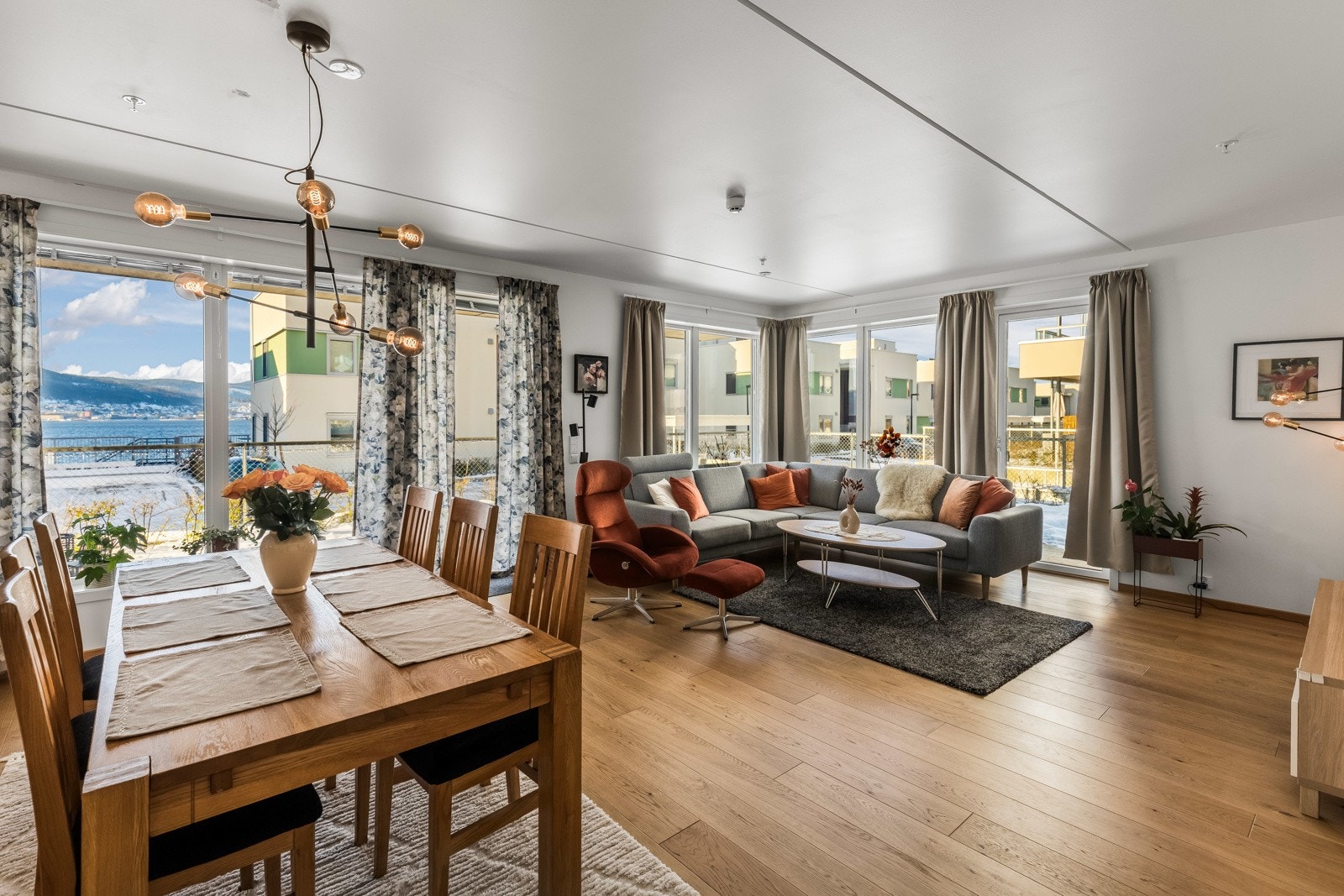 Leiligheten skiller seg ut med en gjennomført og praktisk planløsning, elegante overflater og komfortabel vannbåren gulvvarme, som gir et lyst og moderne preg. Galleribilde