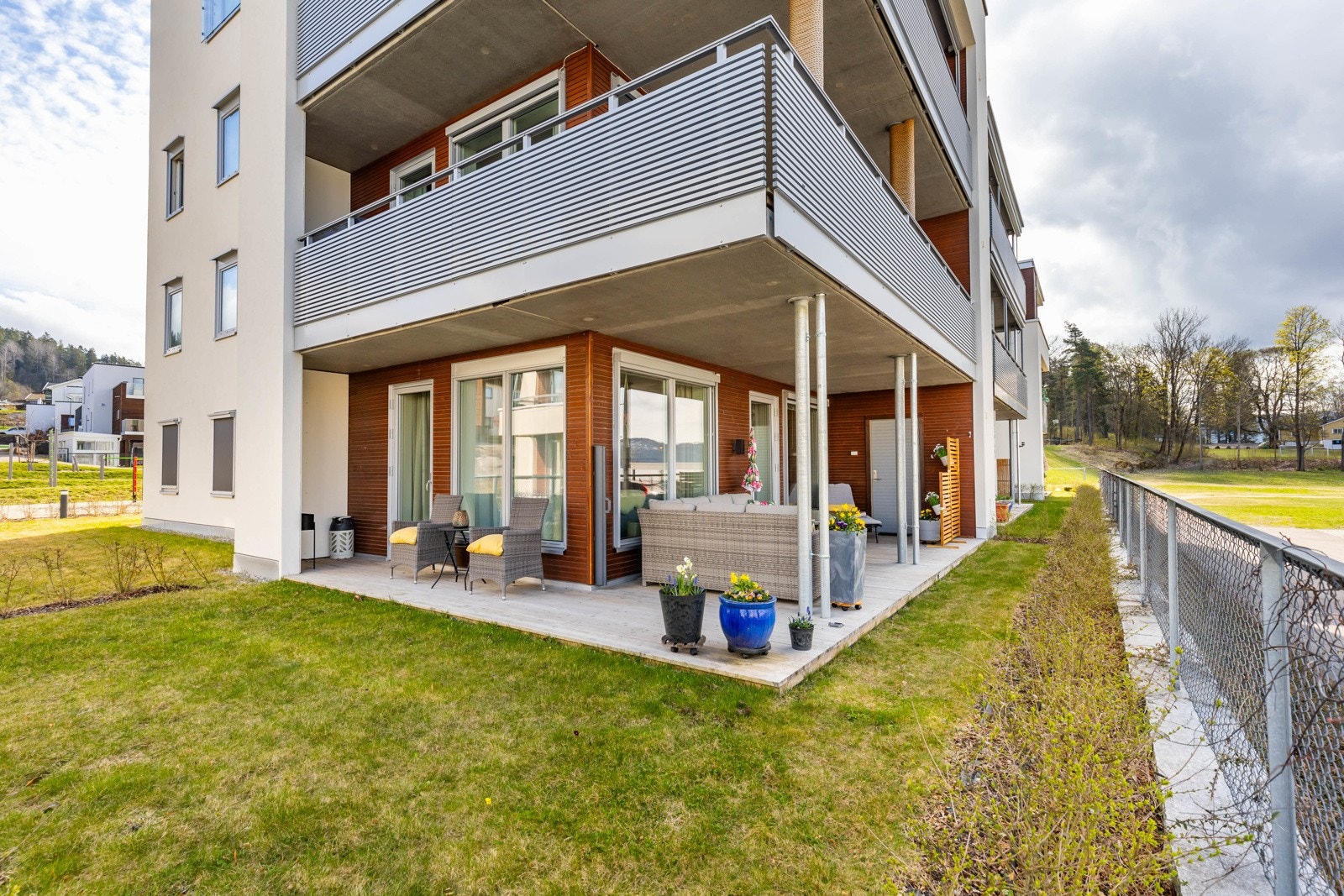 Denne uteplassen gir deg det perfekte stedet for avslapning og sosiale samlinger, med god plass til både grill, utemøbler og plantekasser etter eget ønske. Galleribilde