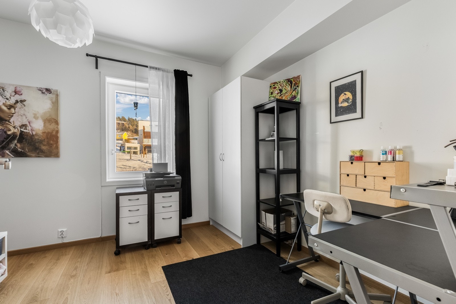 Soverom 2 tilbyr også vannbåren varme i gulvet for optimal komfort. Rommet har plass til seng og ønsket møblement, og den samme moderne parketten og malte gipsvegger som soverom 1. Galleribilde