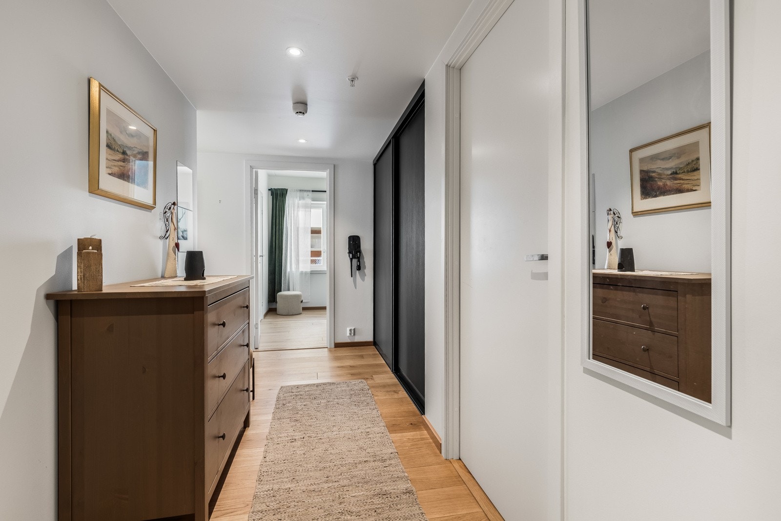 Inngangspartiet i leiligheten gir et ryddig førsteinntrykk med god plass til å henge fra seg yttertøy og sette fra seg sko. Med et gulvareal på 6 kvadratmeter kan du enkelt innrede med en skoskap og en benk for ekstra komfort. Galleribilde