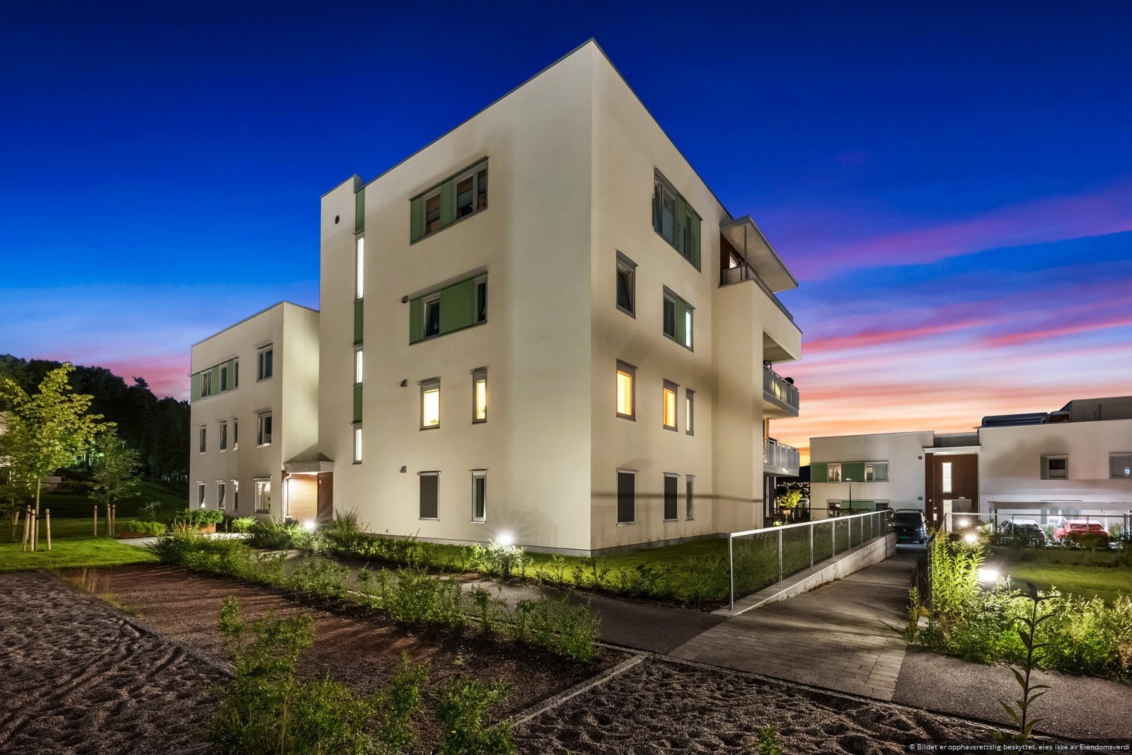 Denne moderne og stilfulle hjørneleiligheten fra 2020 ligger ideelt til i første etasje, i andre rekke, og byr på en flott fjordutsikt fra en romslig uteplass. Galleribilde