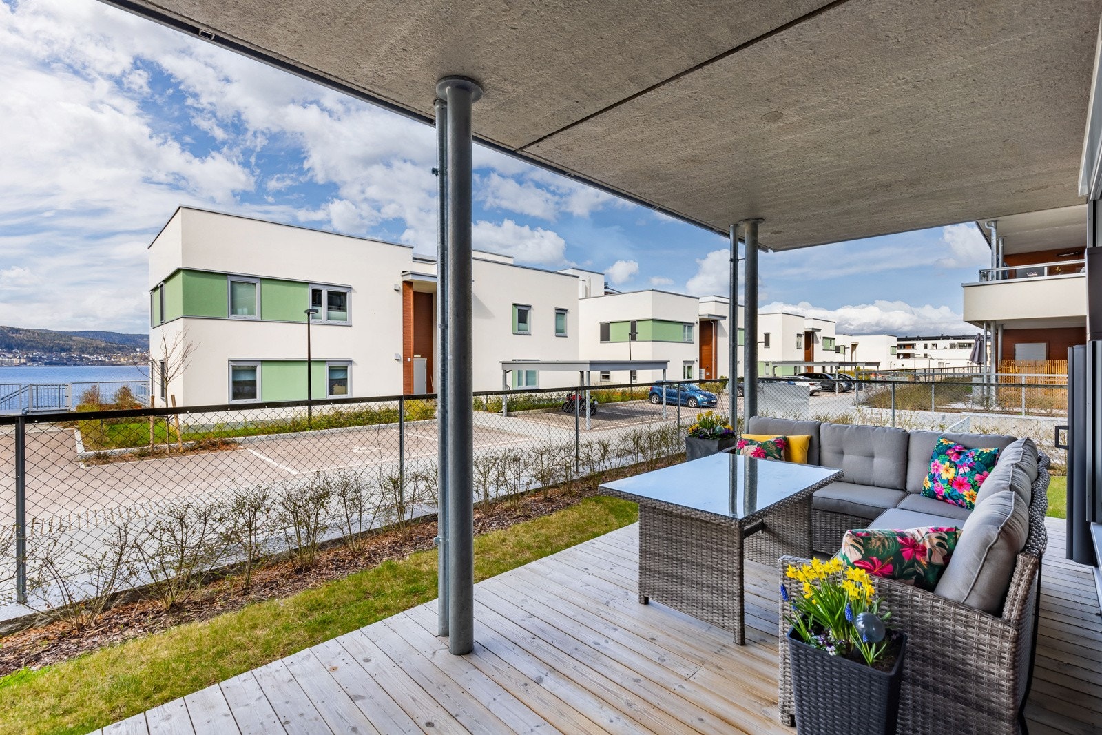 Du kan glede deg over en romslig og innbydende platting på hele 27 kvadratmeter. Her kan du nyte solrike dager og lange, lyse kvelder i godt selskap Galleribilde