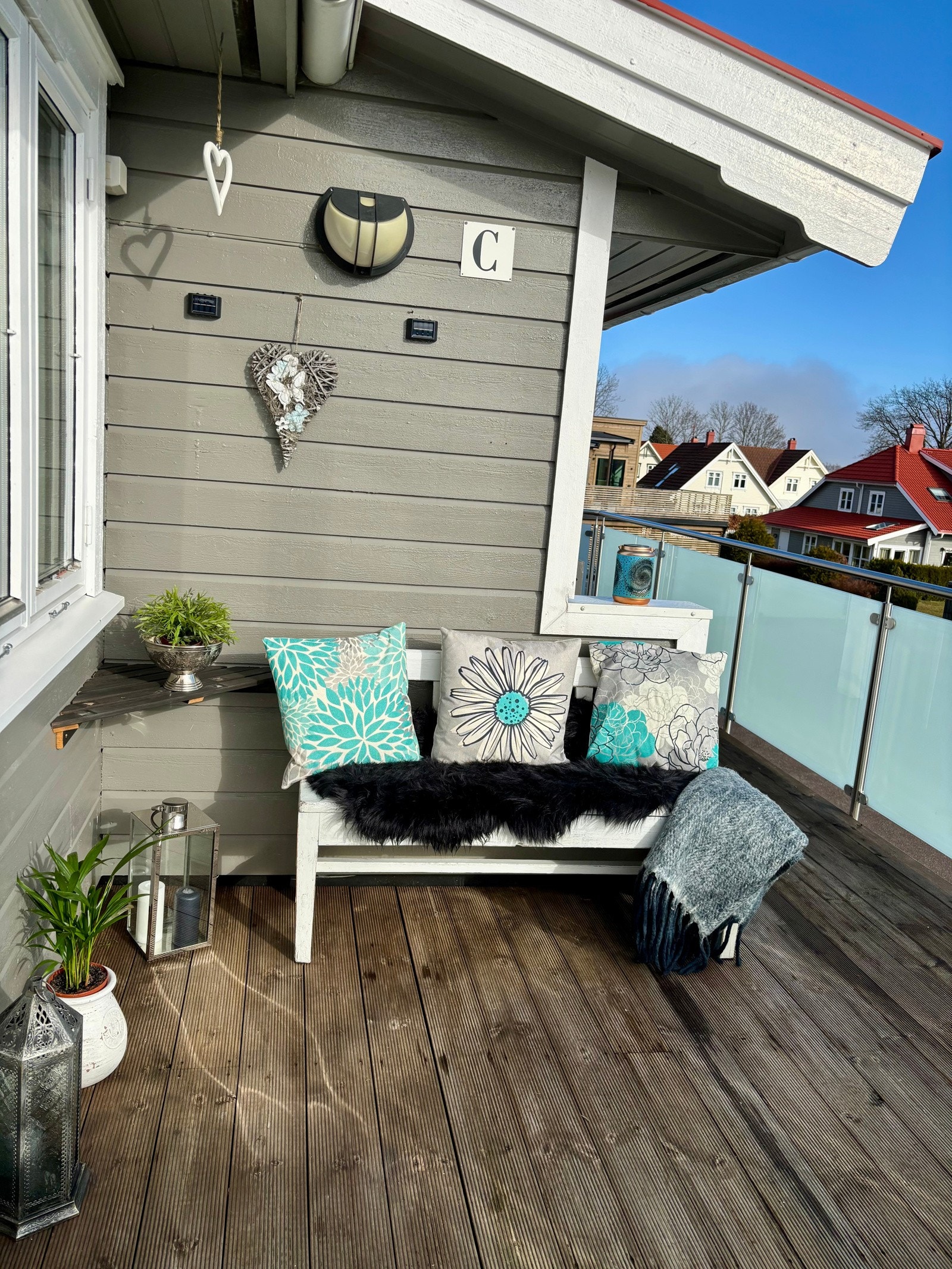 Koslig uteplass ved inngangsparti Galleribilde