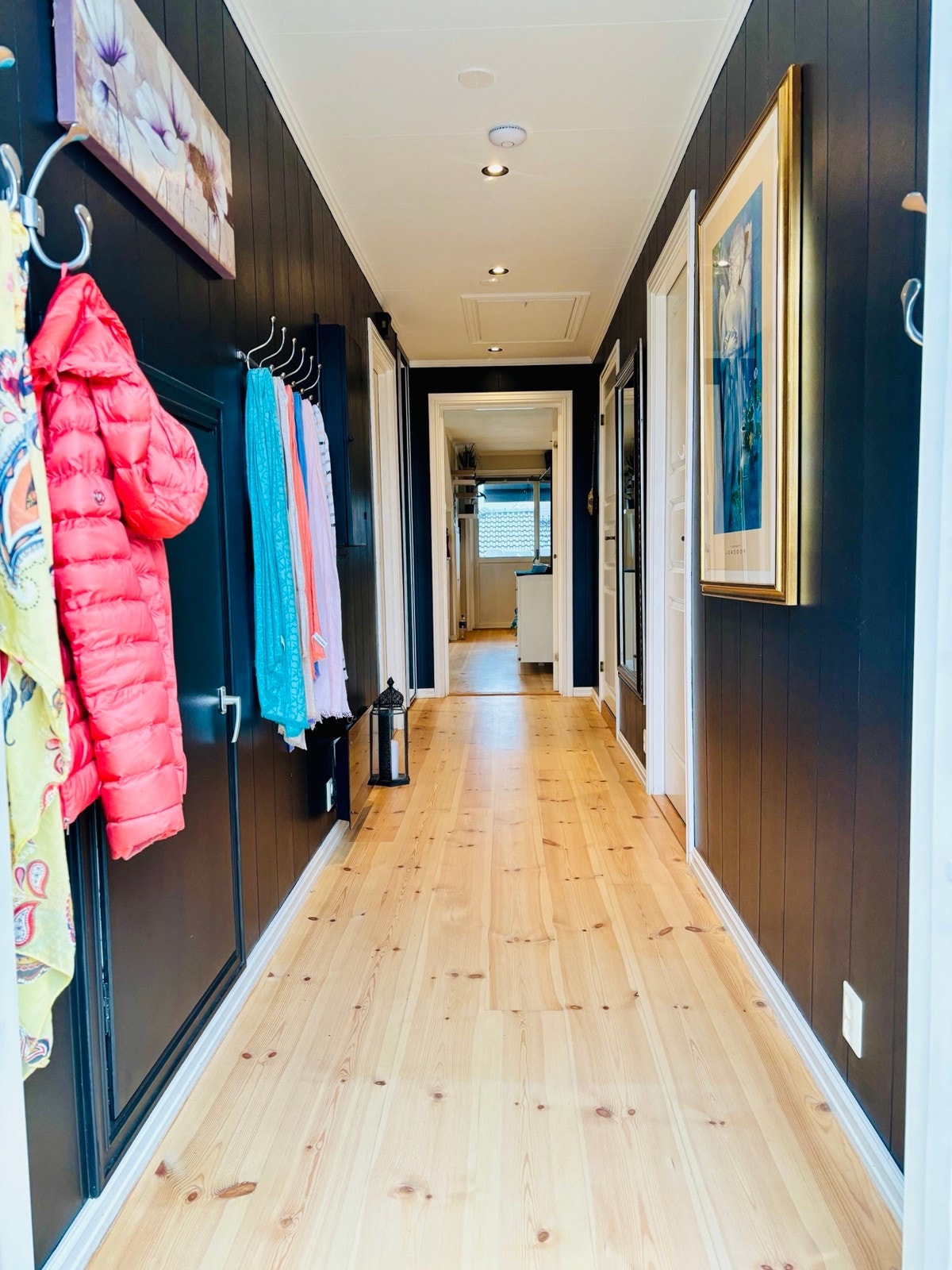 Pen gang med plass for å henge av seg yttertøy Galleribilde