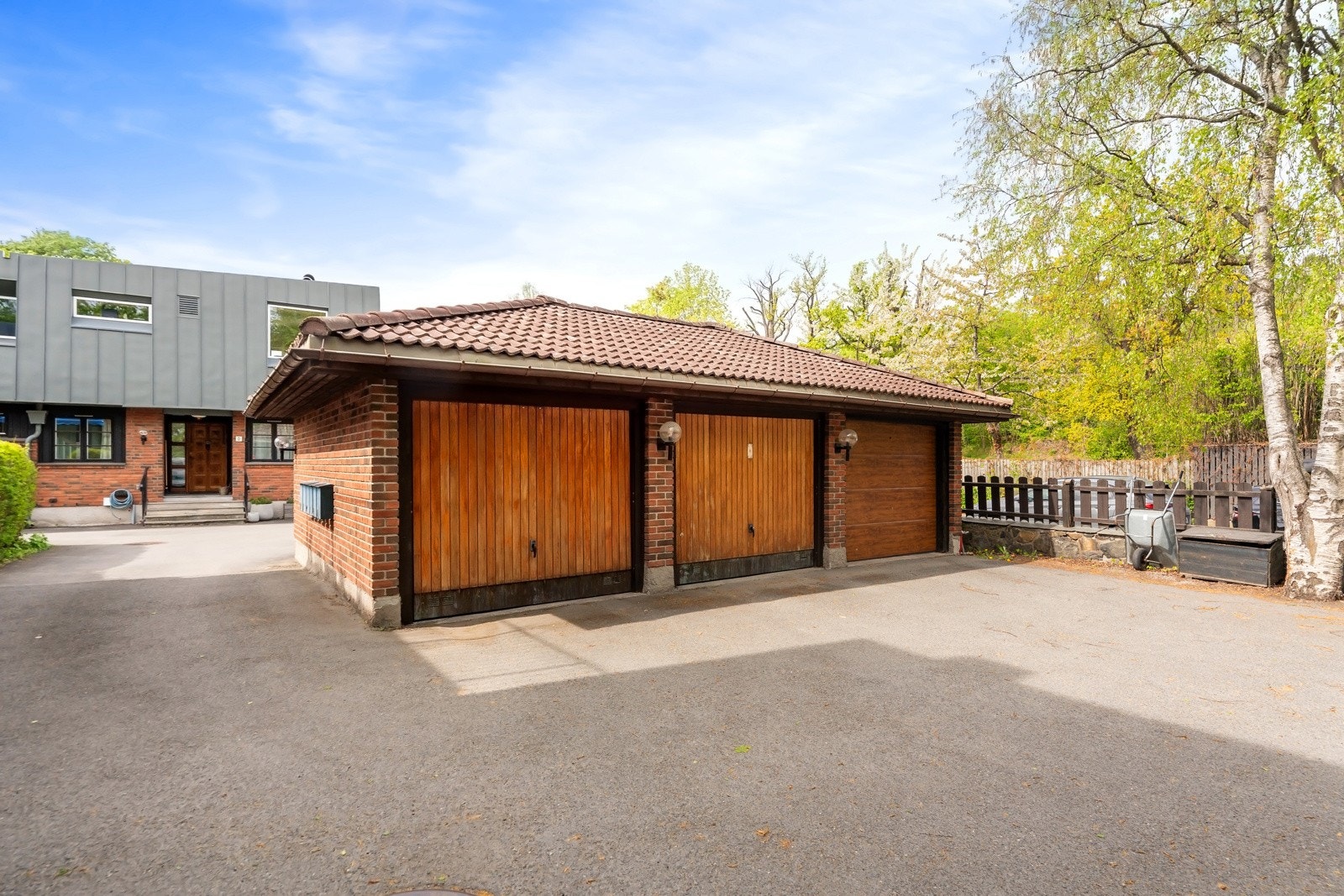 Til boligen følger en garasjeplass med fjernstyrt vippeport og mulighet for elbillader. Galleribilde