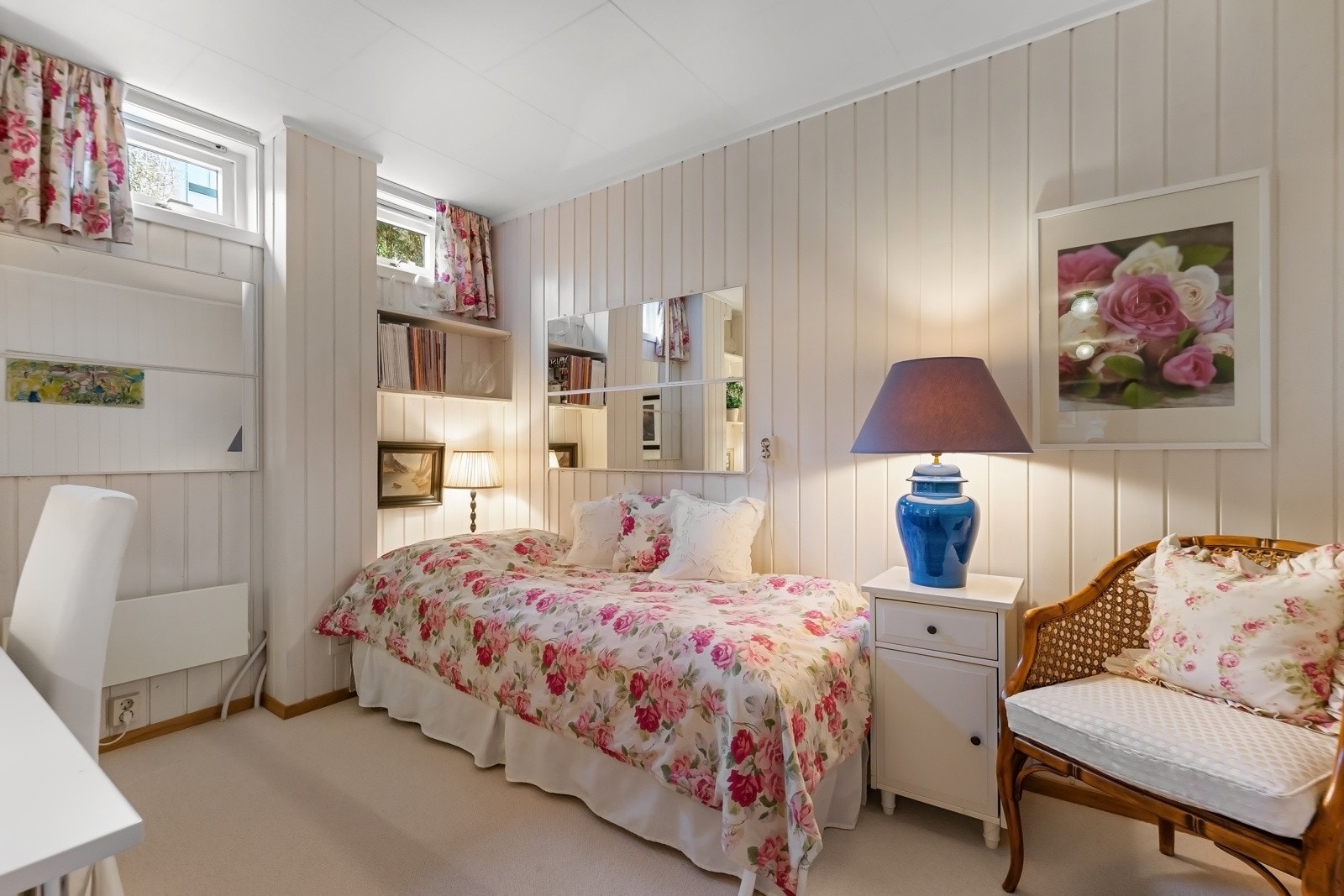 Et innredet rom benyttes som soveværelse idag. Dette er ikke bruksendret til varig opphold, men oppleves lyst og fint. Les mer om forholdet i vår salgsoppgave. Galleribilde